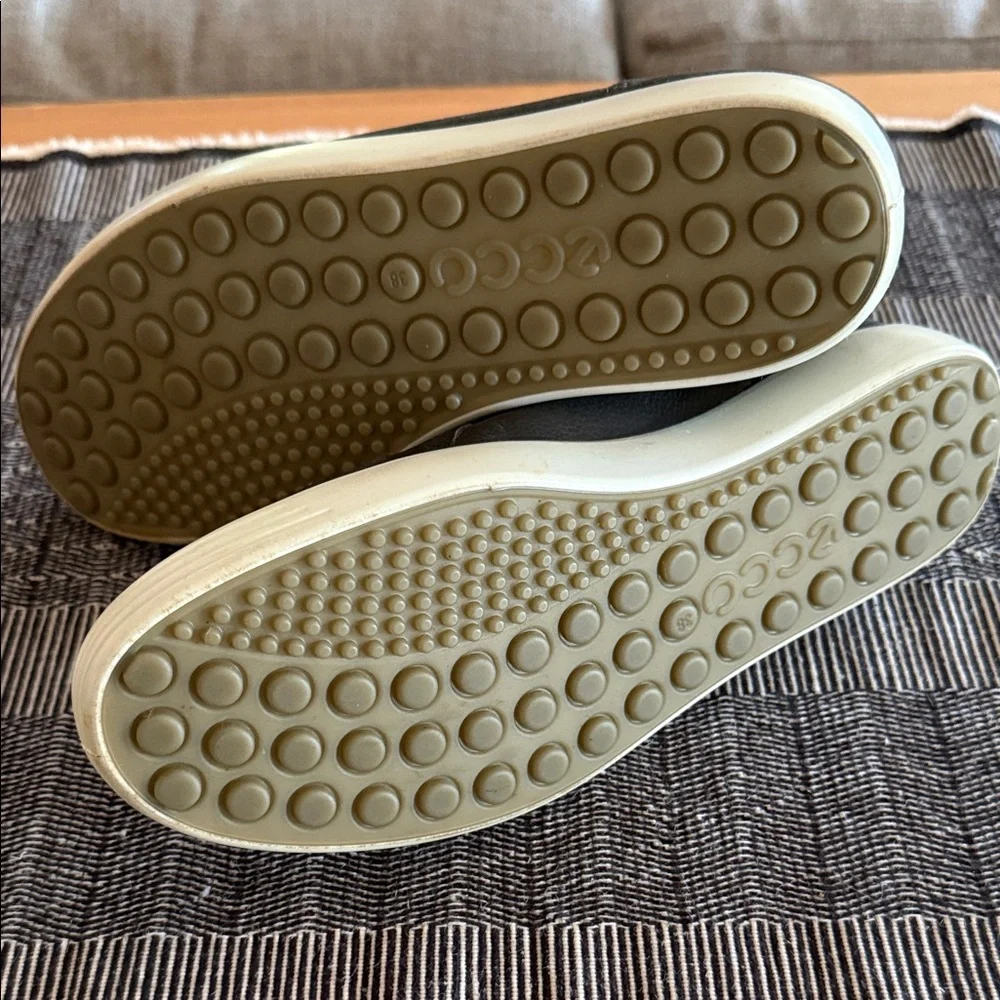 ECCO Soft Black Low-Cut Zip Bootie - Picture 7 of 8